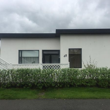 Hvita Husith, Kirkjubraut 48 Apartment เฮิฟน์ ภายนอก รูปภาพ