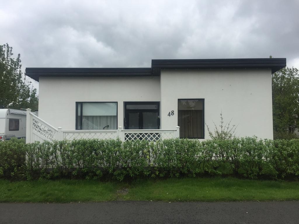 Hvita Husith, Kirkjubraut 48 Apartment เฮิฟน์ ภายนอก รูปภาพ