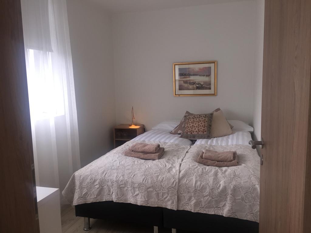Hvita Husith, Kirkjubraut 48 Apartment เฮิฟน์ ภายนอก รูปภาพ