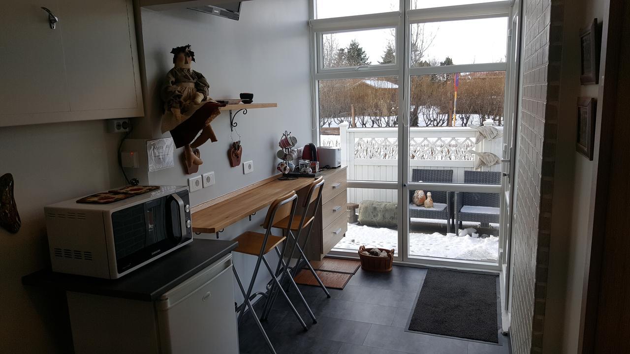 Hvita Husith, Kirkjubraut 48 Apartment เฮิฟน์ ภายนอก รูปภาพ