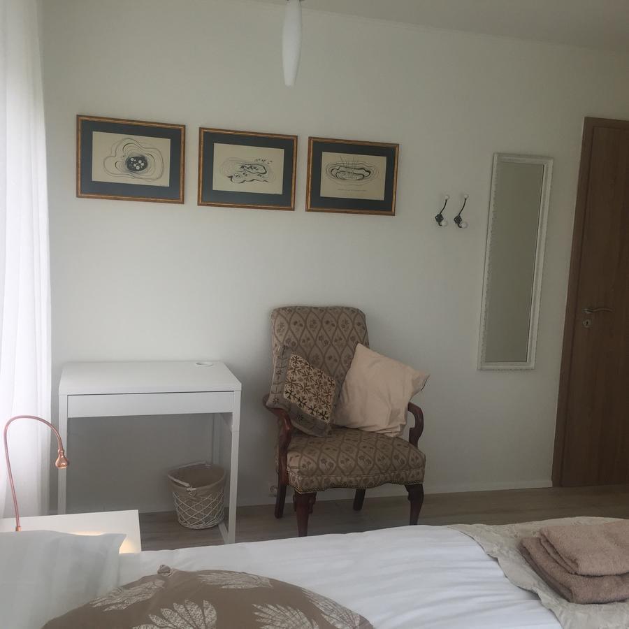 Hvita Husith, Kirkjubraut 48 Apartment เฮิฟน์ ภายนอก รูปภาพ