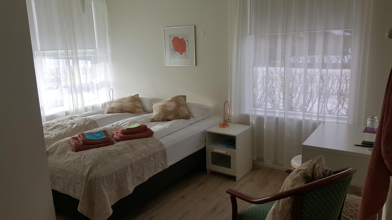 Hvita Husith, Kirkjubraut 48 Apartment เฮิฟน์ ภายนอก รูปภาพ